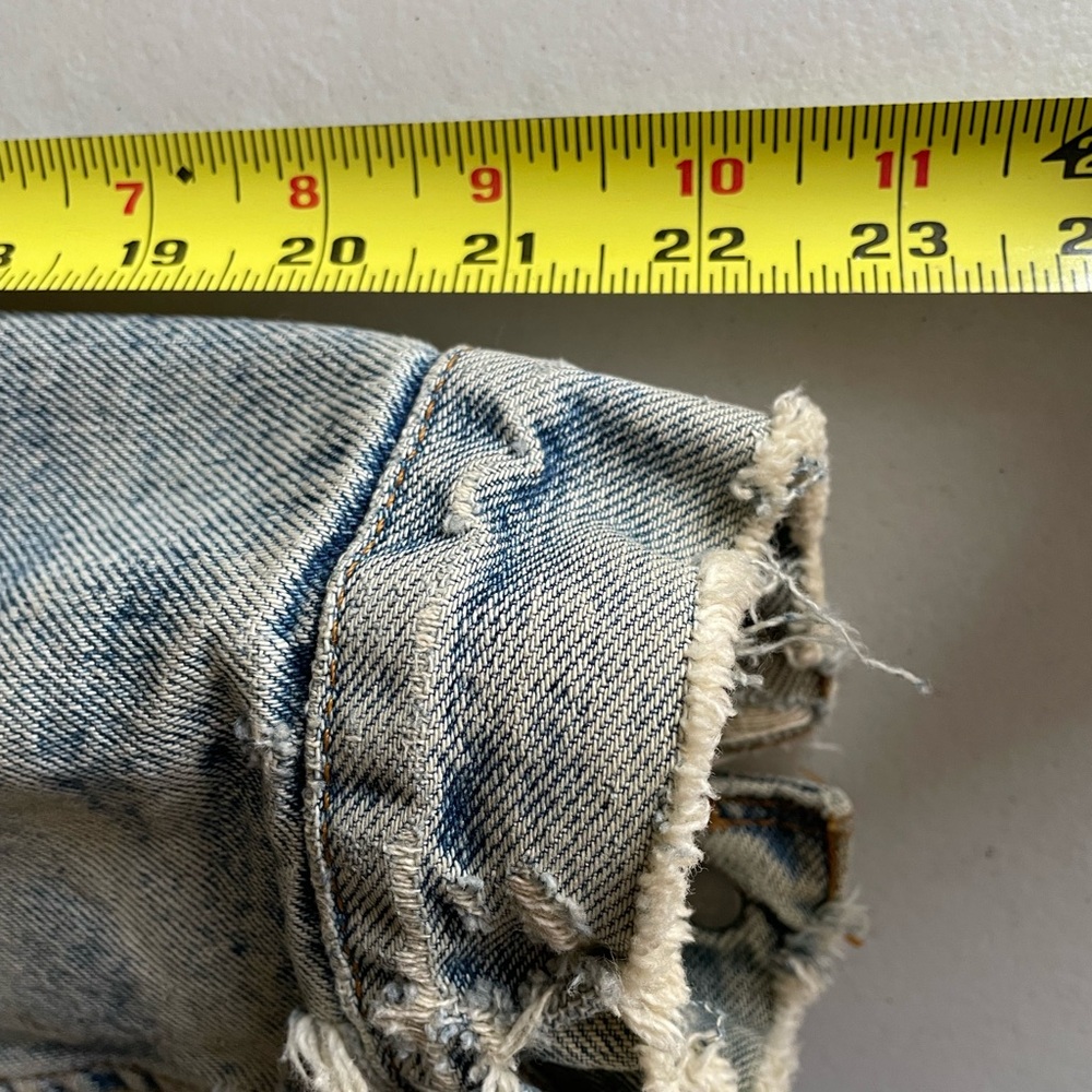 Vintage Levi's Blue Denim Sherpa-Lined Distressed Trucker Jean Jacket - Picture 15 of 15